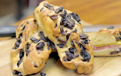 Ќе ги пробате еднаш, па често ќе ги правите: Вкусни лепињи со маслинки и лук