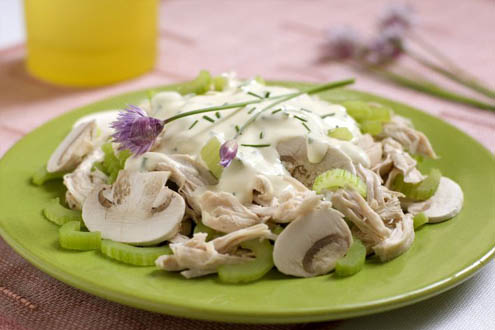 Кремаста салата со пилешко и печурки