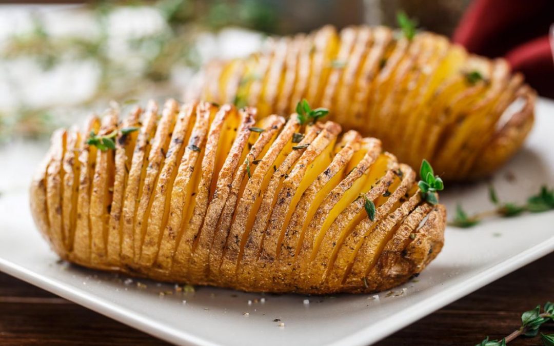 Сезонски хит- печен млад компир со лукче