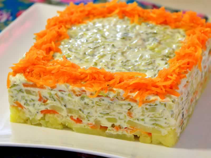 Рецепт за најубавата посна салата со компири, моркови и кисели краставички