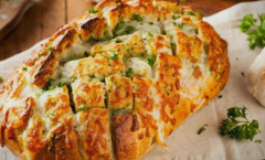 Одличен доручек: Запечен леб со сирење и лук