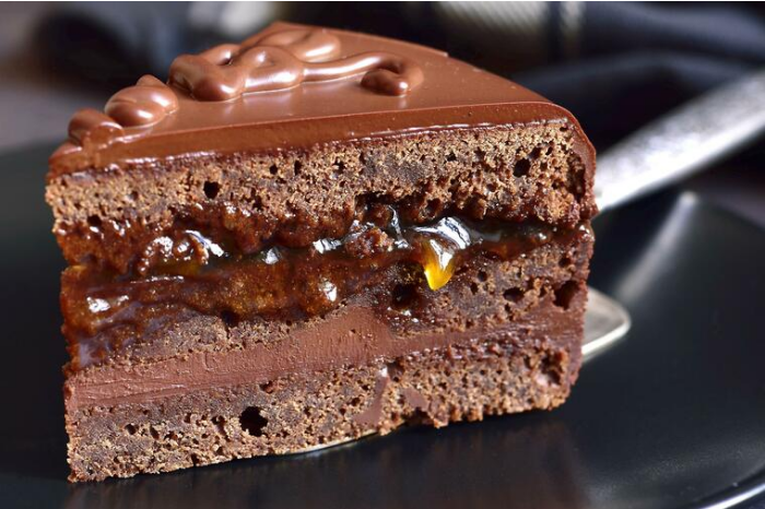 Совршен баланс на чоколадо и кајсија, пробајте ја оваа вкусна торта