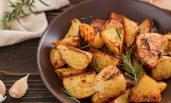 Крцкаво, зачинето и повикува за пиво: Рецепт за совршени печени компири